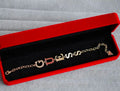 Bracelet Logo Émail Tricolore Rouge — Édition Exclusive GUESS