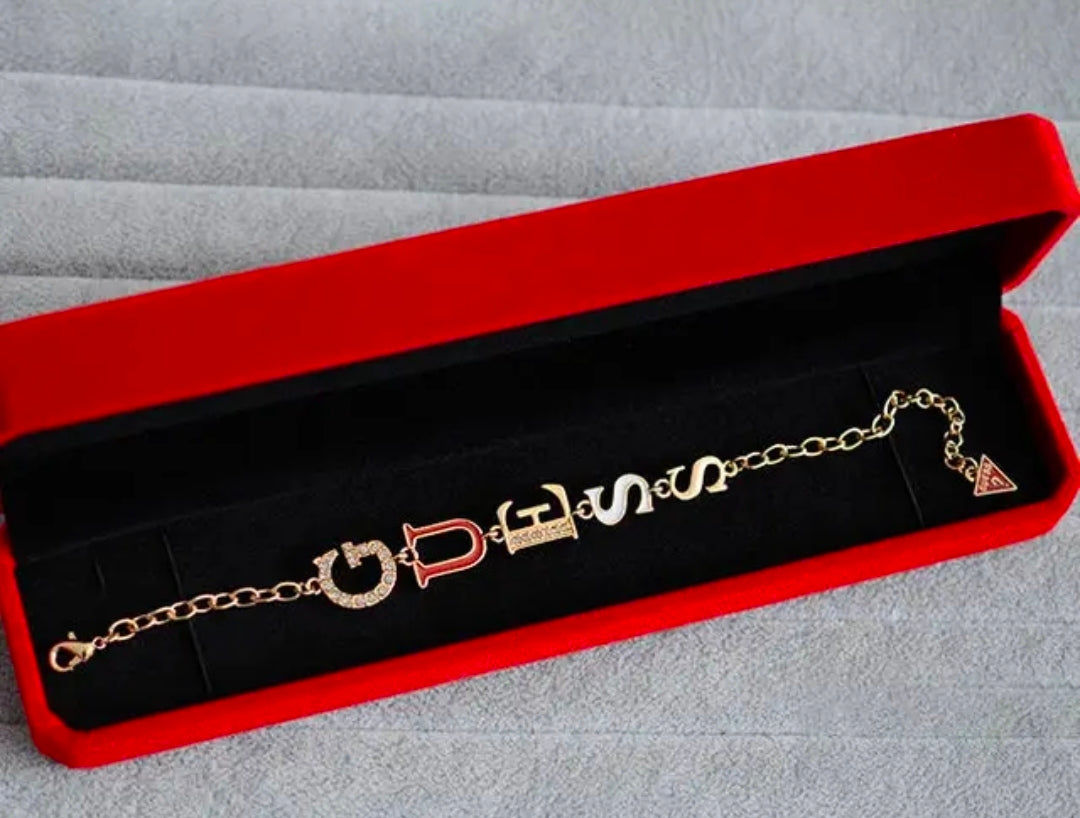GUESS — Édition Exclusive Bracelet Logo Émail Tricolore — Collection Iconic Rouge